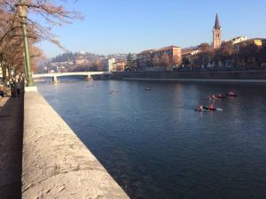 Il lungadige e un ponte vicino a Windows on the River