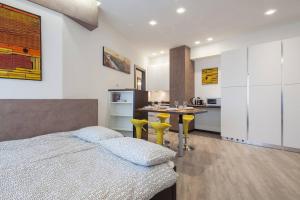Zona notte e cucina di Windows on the River