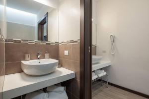 Lavabo e specchio del bagno di Windows on the River