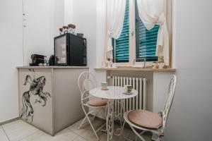 a small table and chairs in a kitchen with a small table and a table at Dimora Marinucci in Termoli