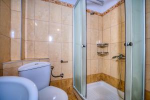 ein Badezimmer mit Toilette und Dusche in der Unterkunft Sunset Hotel in Korfu-Stadt + 146 Fotos