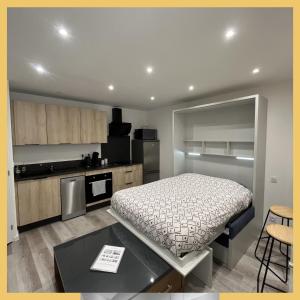a small bedroom with a bed and a kitchen at Studio tout équipé in Vaugneray