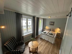 a small room with a bed and a chair at Furulund Pensjonat in Ron
