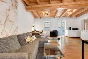 a living room with a couch and a table at Charming Lakenear Apartment in Sipplingen