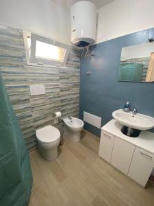 a bathroom with a toilet and a sink at Leonardo in Veglie
