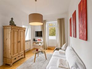 ein Wohnzimmer mit einem Sofa und einem Tisch in der Unterkunft Villa Eschebach - Ferienwohnung in Dresden