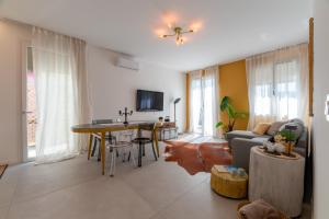 a living room with a table and a couch at In Riva in Cavallino-Treporti