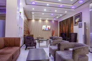 ein Wartezimmer mit einer Reihe von Stühlen und Tischen in der Unterkunft Romeneo Grand Royal Hotel in Lagos