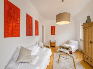 ein Wohnzimmer mit einem Sofa und einem Tisch in der Unterkunft Villa Eschebach - Ferienwohnung in Dresden