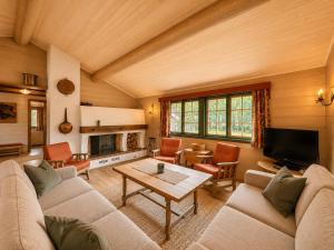 a living room with a couch and a table at Briskebu, cosy cabin by ski slopes in Geilo