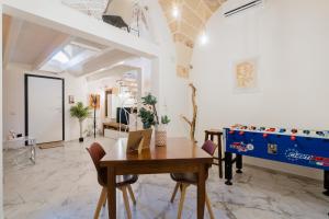 a living room with a table and a couch at Melodia del Salento - Lecce Selection in Surbo