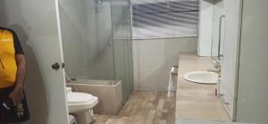 ein Badezimmer mit Toilette und Waschbecken in der Unterkunft Casa Ivana in Guayaquil