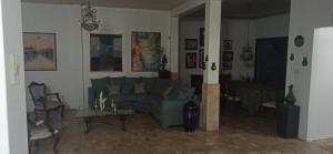 ein Wohnzimmer mit einem blauen Sofa und Stühlen in der Unterkunft Casa Ivana in Guayaquil