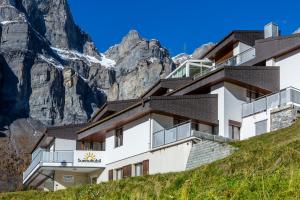 ein Gebäude an der Seite eines Berges in der Unterkunft Sunnuhubil Leukerbad in Leukerbad