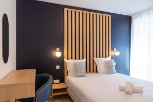 a room with a bed and a desk and a bed sidx sidx sidx at Ibis Styles Paris Pont d'Ivry in Ivry-sur-Seine