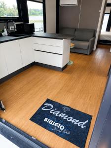 an office area with a desk and a rug on the floor at DIAMOND Bigigio House Boat in Lisanza