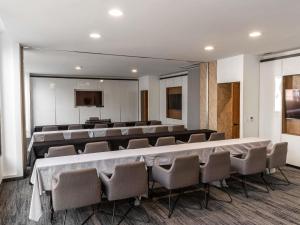 a conference room with a large table and chairs at Novotel México City Centro Histórico in Mexico City