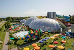 ein Vergnügungspark mit Wasserpark und Sonnenschirmen in der Unterkunft Camillo Benso in Bernareggio