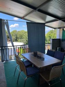 a table and chairs on a balcony with a view at Apartmani Žak in Pridraga