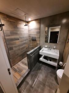 a bathroom with a sink and a shower at El Norte Hotel in Río Segundo