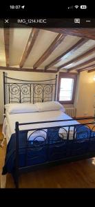 un dormitorio con una cama grande en una habitación en Hotel Dali, en Florencia