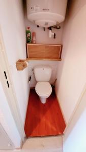 a bathroom with a toilet in a small room at Studio de montagne - résidence le saphir in Puy-Saint-Vincent