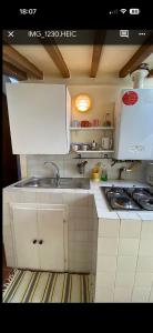 una pequeña cocina con fregadero y estufa en Hotel Dali, en Florencia