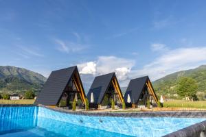 a row of houses with mountains in the background at Ali-pašin Konak in Gusinje