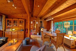 a living room with a table in a cabin at Ortheide 67 in Böddenstedt