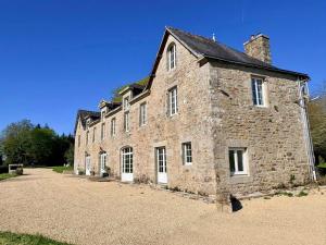an old stone building with white doors and windows at Longère près des plages, 11 pers 5 chambres! in Trégunc