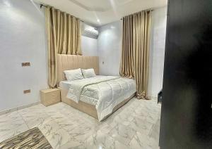 a bedroom with a bed in a room at Serene 5 Bedroom Duplex With Exclusive Compound in Iseri