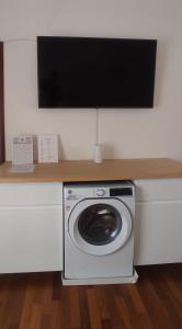 a washing machine with a television on top of it at La Perla di Sulmona in Sulmona