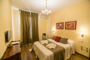 a bedroom with a bed and a chandelier at Nuevos Horizontes in Tandil