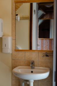 a white sink in a bathroom with a mirror at Rõuge Suurjärve Külalistemaja in Rõuge