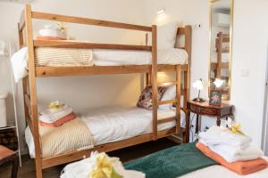 ein Zimmer mit zwei Etagenbetten und Handtüchern in der Unterkunft Casa do Armando in Achadinha