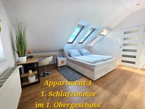 a bedroom with a bed and a desk in it at SWINEMUENDE Ferienwohnung Speckmann in Świnoujście