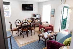 ein Wohnzimmer mit Tisch und Stühlen in der Unterkunft Casa do Armando in Achadinha