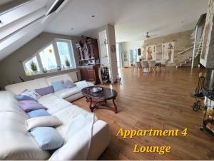 a living room with a white couch and a table at SWINEMUENDE Ferienwohnung Speckmann in Świnoujście