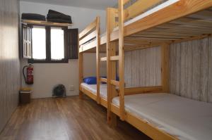 a bunk bed room with two bunk beds in it at Albergue Gares in Puente la Reina