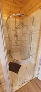 ein Badezimmer mit Dusche und Marmorboden in der Unterkunft Gemini MiniDomki in Ustka + 44 Fotos