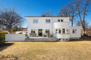 a white house with a large yard at Seaside House 5 BR in Garder