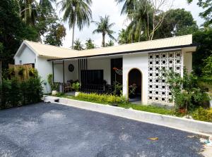 a small white house with a driveway at Villa Vista in Wok Tum