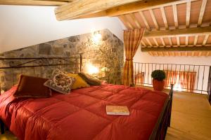 A bed or beds in a room at Rimaggiori Country Home & Restaurant