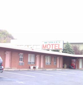 Un motel con un cartel que lee Air Waverley Motel en Valley Motel Pittsburgh, en Harmarville