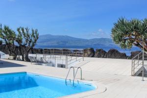 a swimming pool with a view of the ocean at Baia da Barca in Madalena