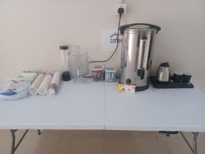 a counter with a coffee maker on top of it at مؤسسة علي عايض سداح الدوسري للمقاولات in Abu Arish