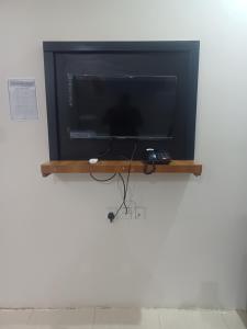 a flat screen tv sitting on a shelf on a wall at مؤسسة علي عايض سداح الدوسري للمقاولات in Abu Arish