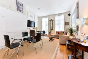 ロンドンにあるElegant 3 bed apt with rooftop terrace in Pimlicoのリビングルーム(テーブル、椅子付)