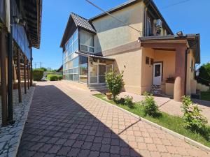 an empty street in front of a building at Pensiunea Solinia in Dunavăţu de Jos