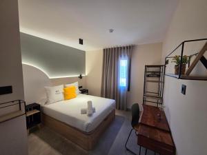 Tempat tidur dalam kamar di Coliving Compostela +63 foto